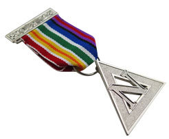 铜质不入色镀镍三角形镂空配彩虹彩带勋章